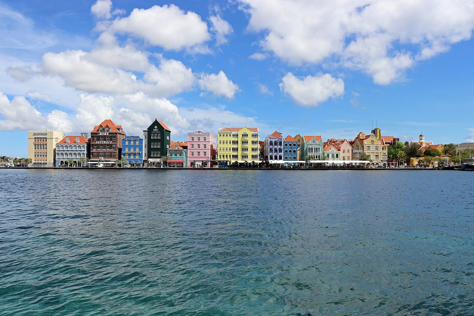Curaçao — Handelskade in Willemstad.jpg