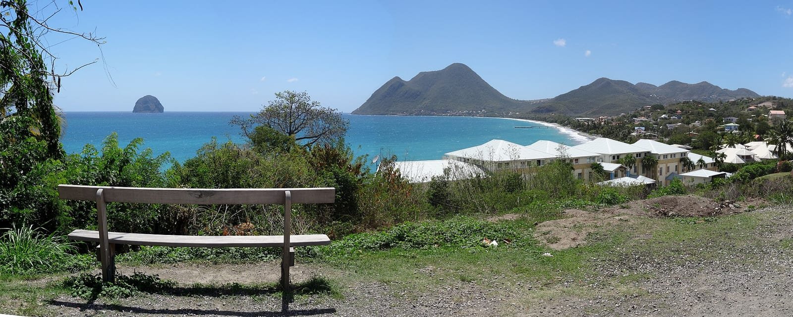 Martinique — Vue d'ensemble surplombant de la baie du diamant (MARTINIQUE).jpg